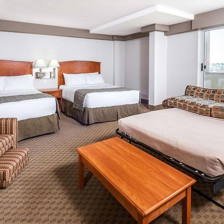 Hotel Ramada By Wyndham Edmonton South Extérieur photo