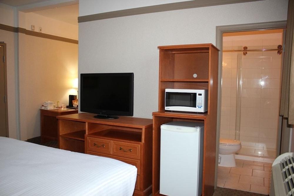 Hotel Ramada By Wyndham Edmonton South Extérieur photo