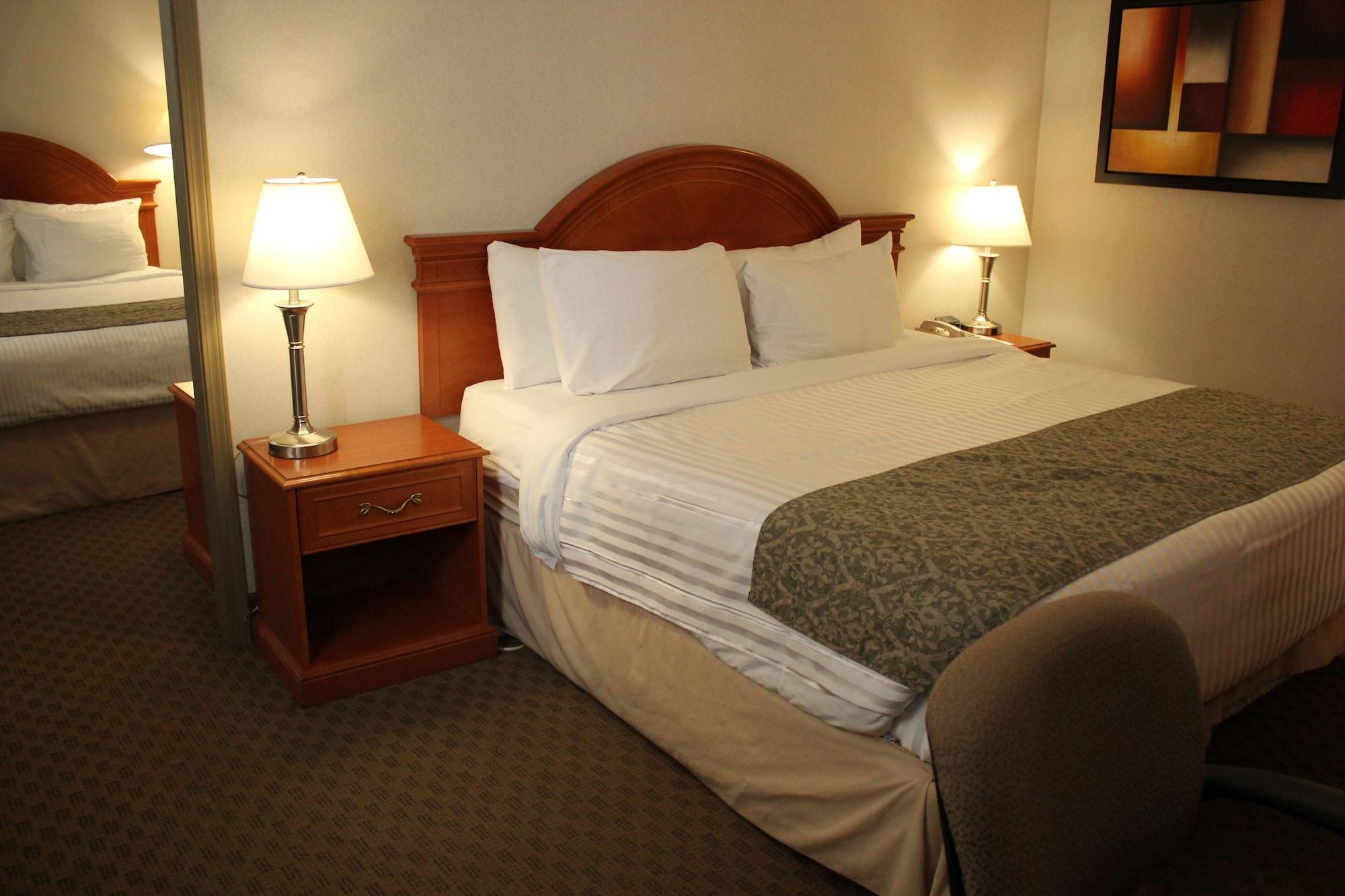 Hotel Ramada By Wyndham Edmonton South Extérieur photo