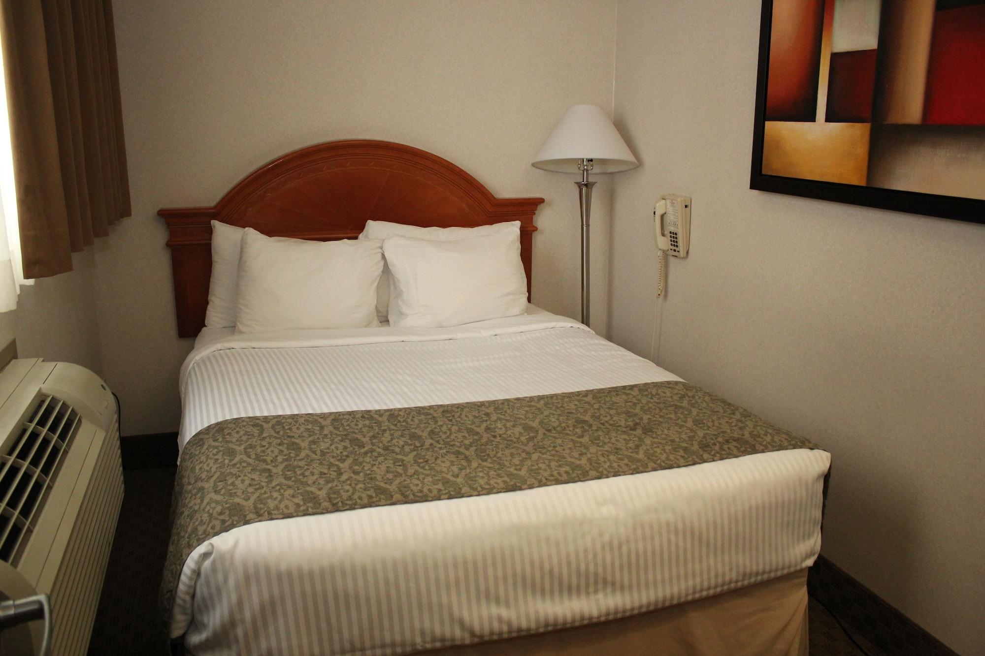 Hotel Ramada By Wyndham Edmonton South Extérieur photo