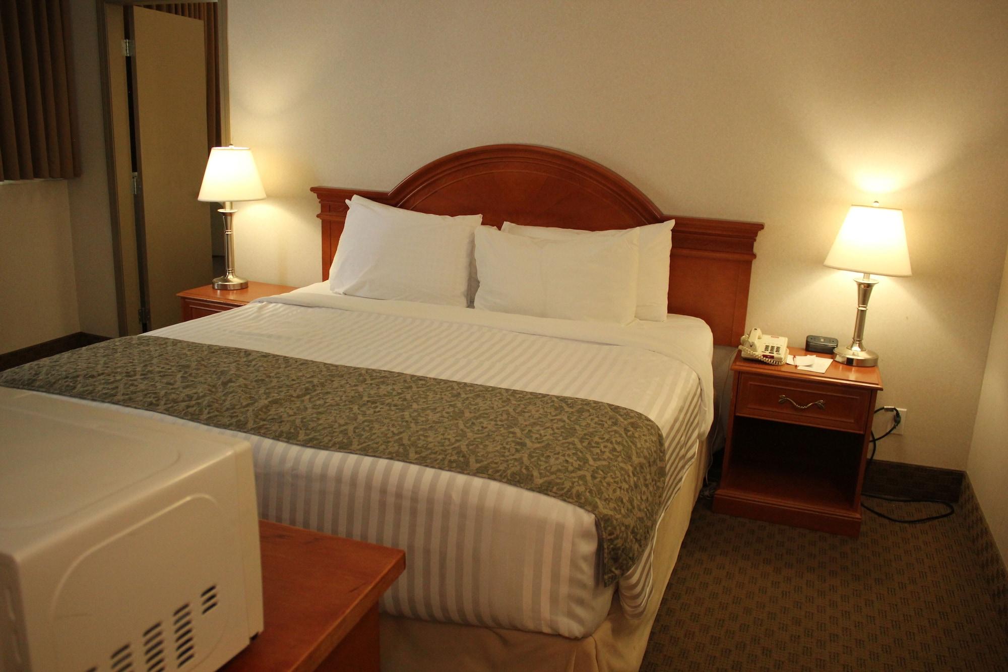 Hotel Ramada By Wyndham Edmonton South Extérieur photo
