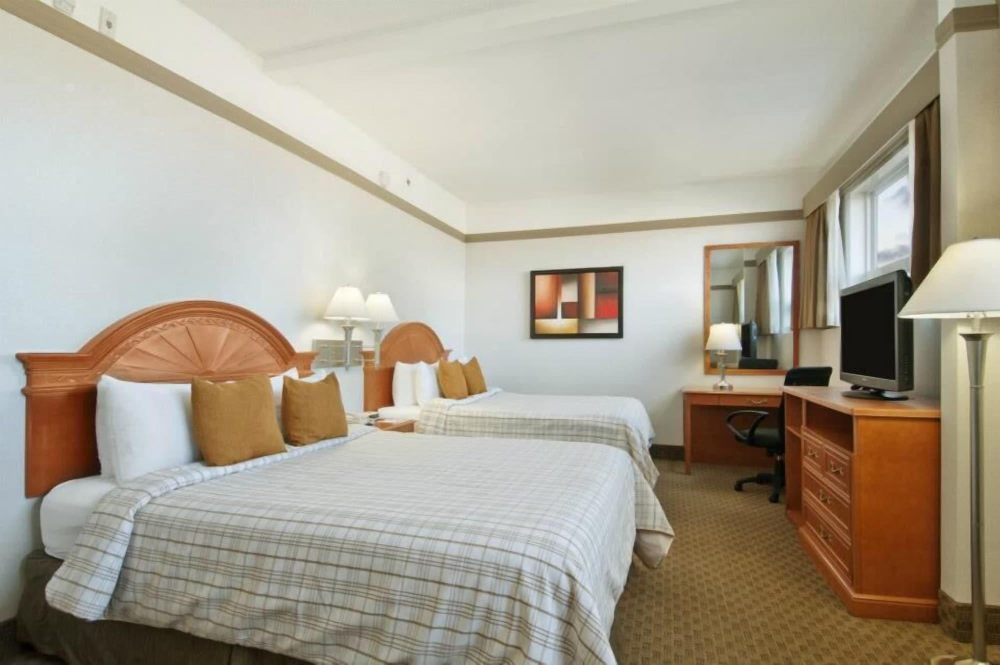 Hotel Ramada By Wyndham Edmonton South Extérieur photo