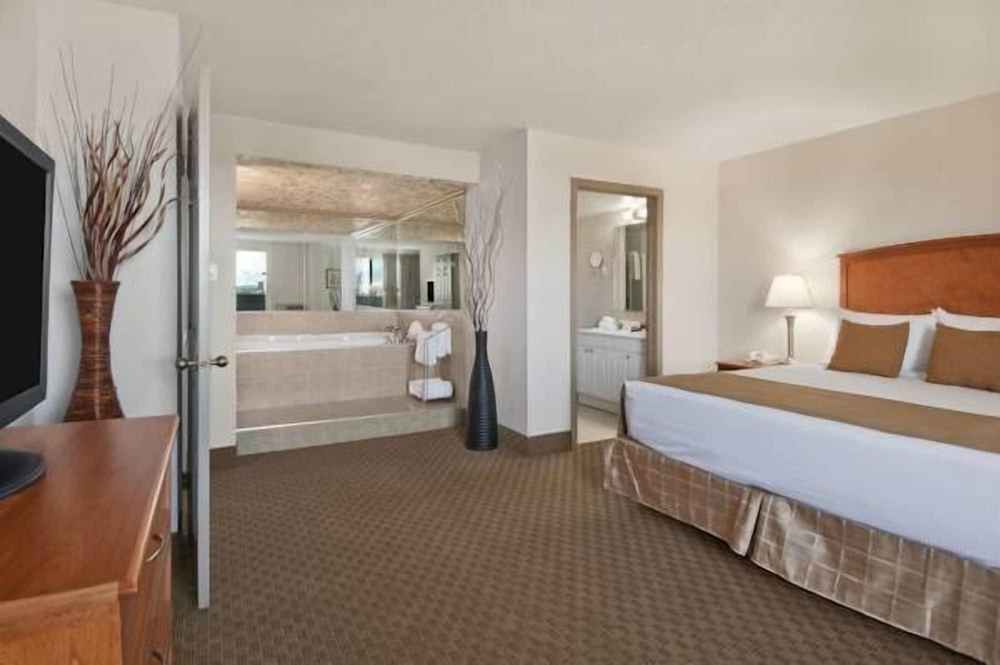 Hotel Ramada By Wyndham Edmonton South Extérieur photo