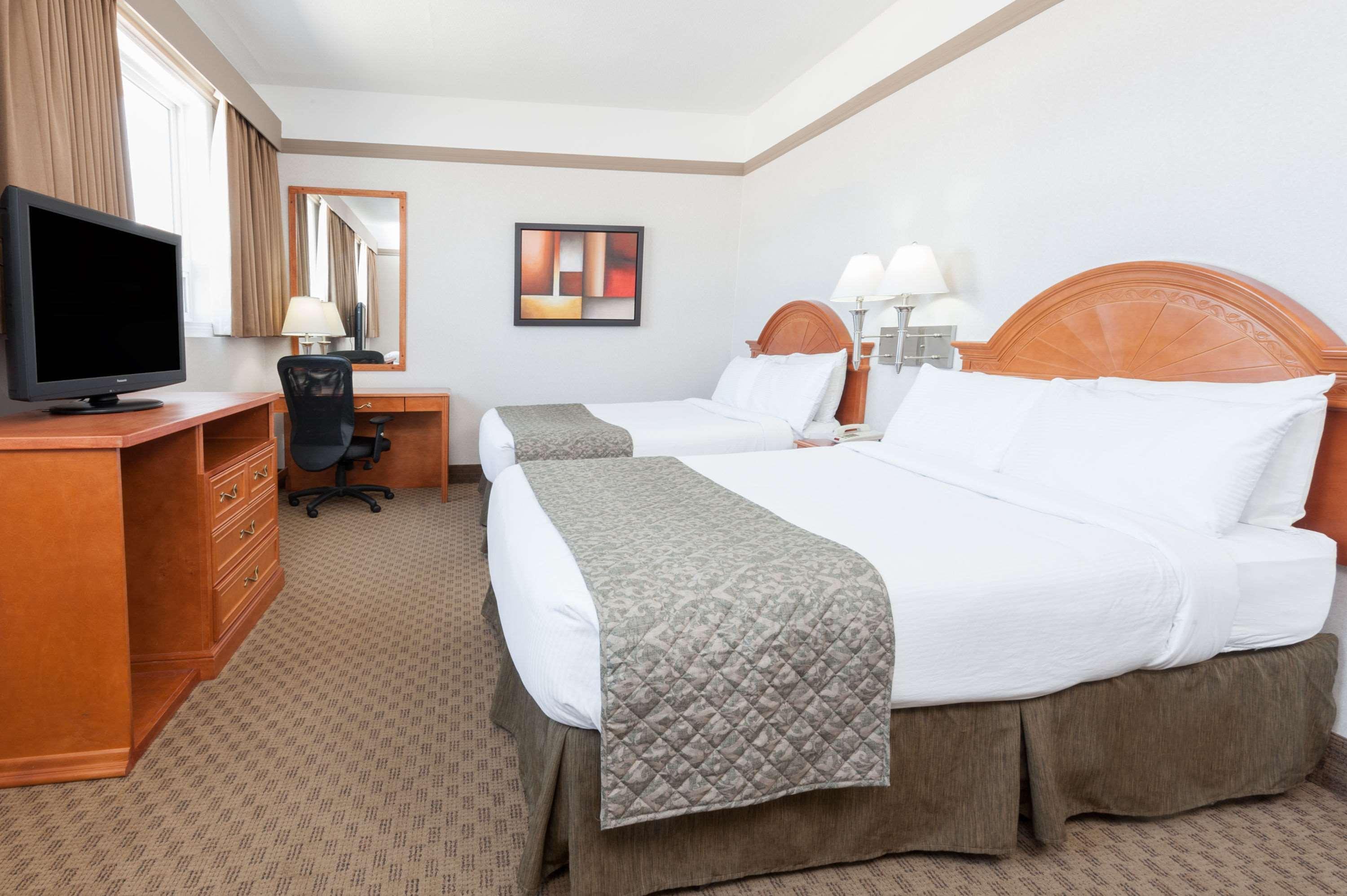 Hotel Ramada By Wyndham Edmonton South Extérieur photo