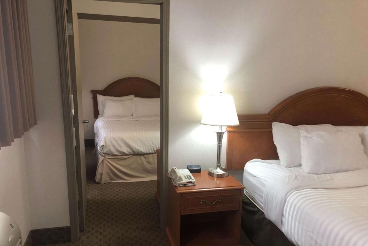 Hotel Ramada By Wyndham Edmonton South Extérieur photo