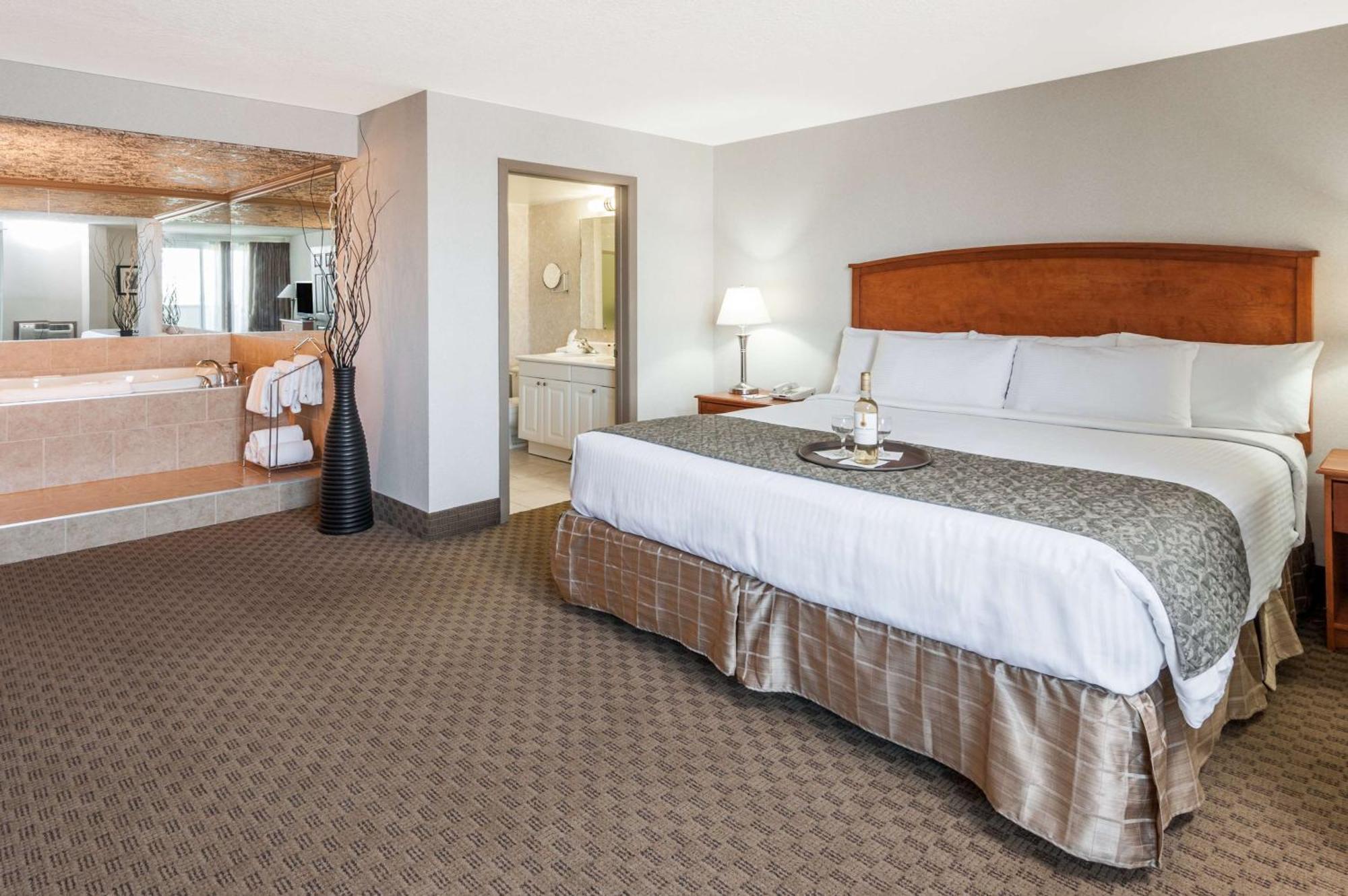 Hotel Ramada By Wyndham Edmonton South Extérieur photo