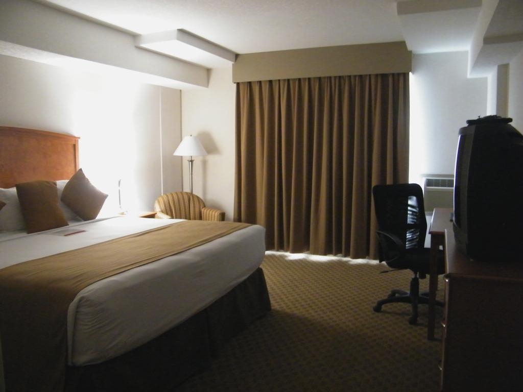 Hotel Ramada By Wyndham Edmonton South Chambre photo