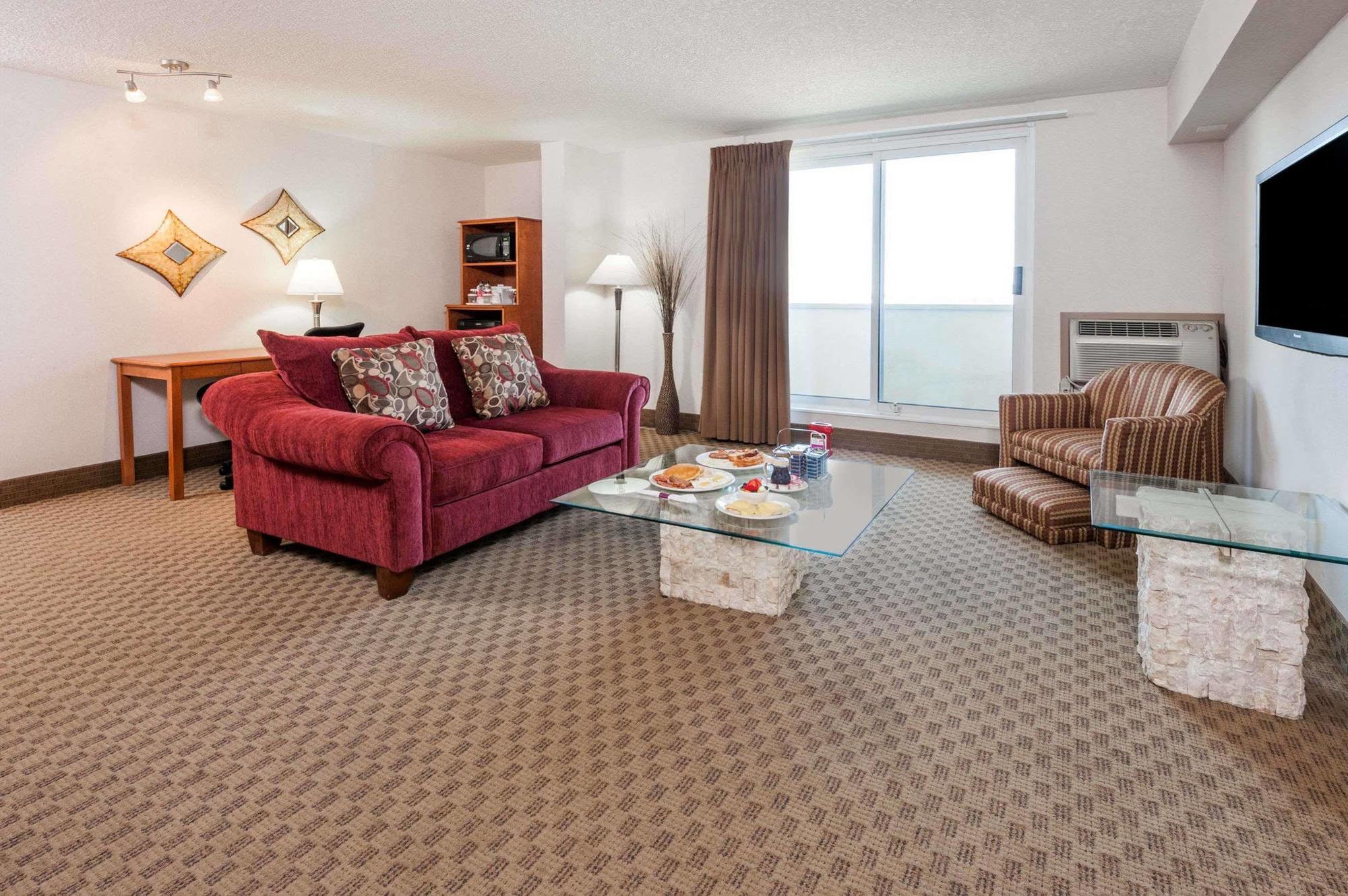 Hotel Ramada By Wyndham Edmonton South Extérieur photo