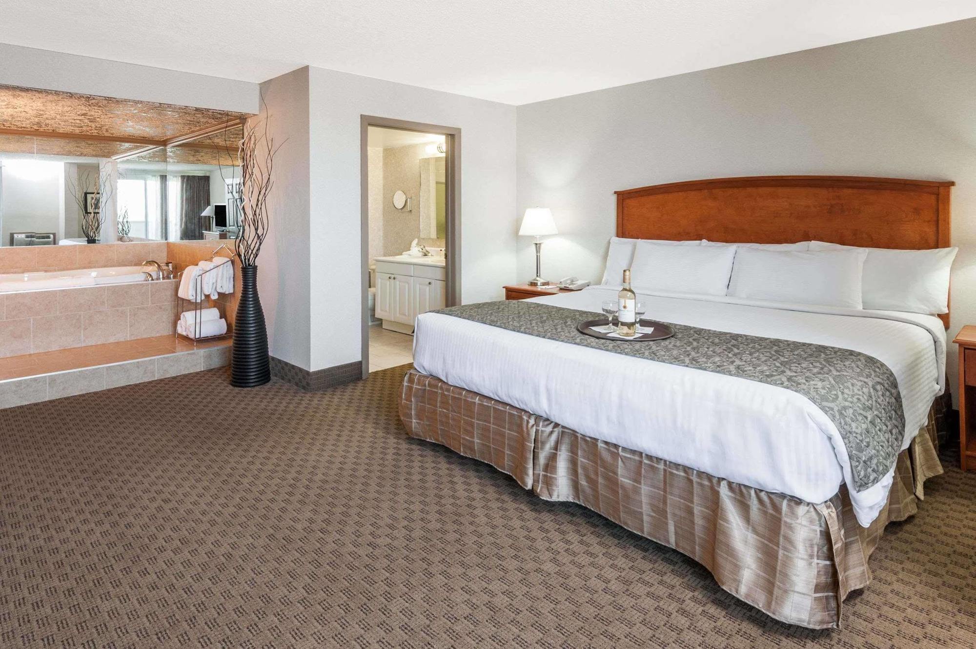 Hotel Ramada By Wyndham Edmonton South Extérieur photo