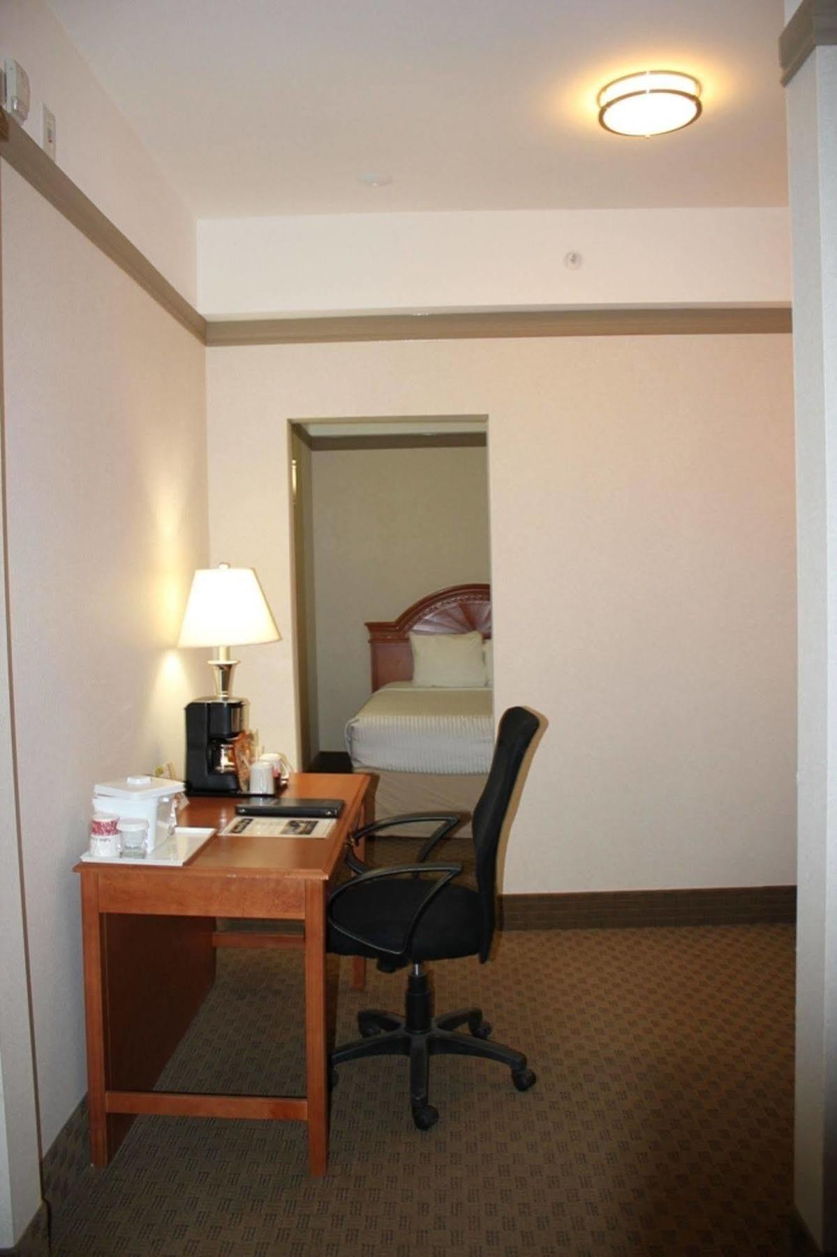 Hotel Ramada By Wyndham Edmonton South Extérieur photo