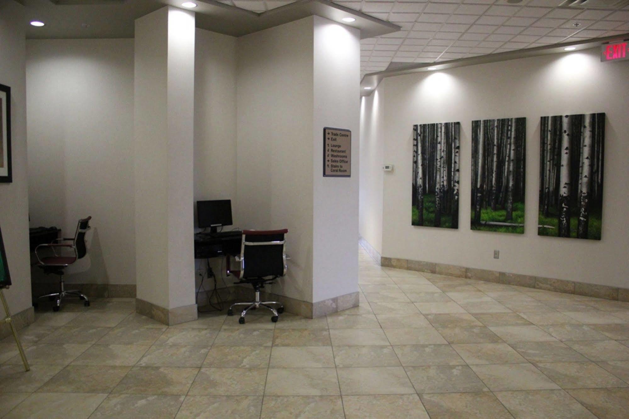 Hotel Ramada By Wyndham Edmonton South Extérieur photo