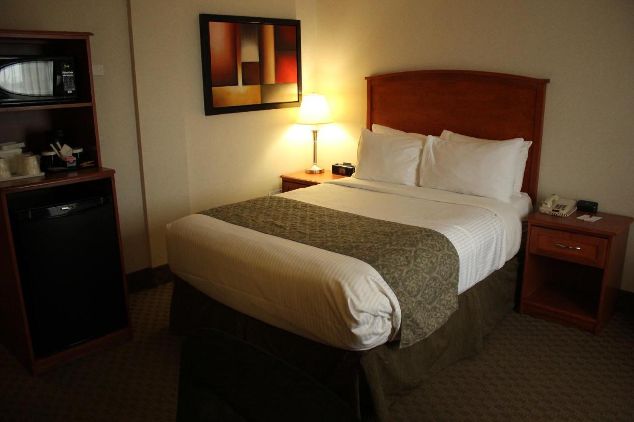Hotel Ramada By Wyndham Edmonton South Extérieur photo