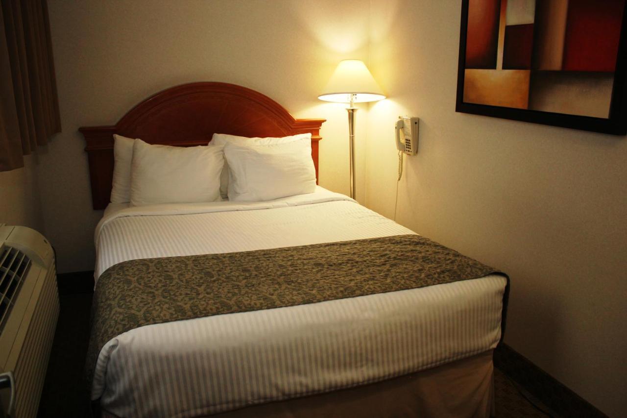 Hotel Ramada By Wyndham Edmonton South Extérieur photo