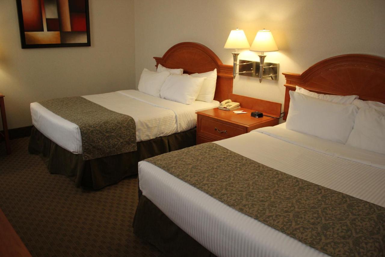 Hotel Ramada By Wyndham Edmonton South Extérieur photo